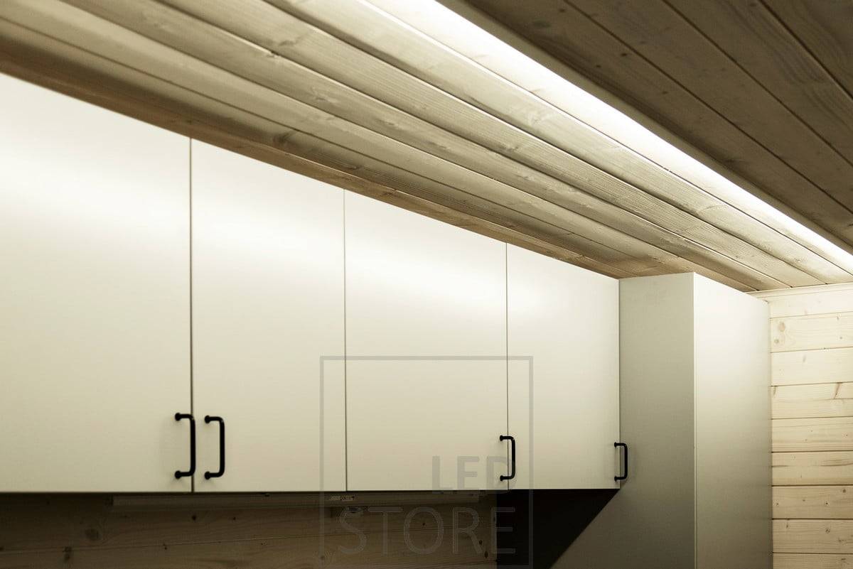 Led pásek nasměrovaný ke skříním tak, aby světlo bylo přesně tam, kde ho v místnosti domácí kanceláře chcete mít